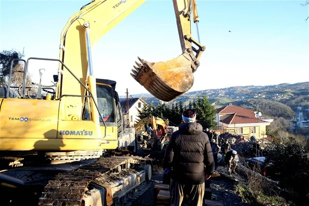 Beykoz Çavuşbaşı'nda, Marifet Derneği'ne ait kaçak olduğu belirtilen yapılar yıkıldı.