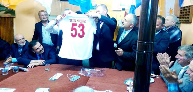 Çavuşbaşı Spor Kulübü Yönetimi, sahalarının çim yapılmasında katkıları olan AK