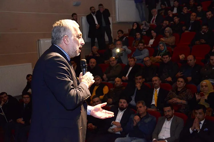 Beykoz'da gençlerle bir araya gelen AK Parti İstanbul Milletvekili Metin