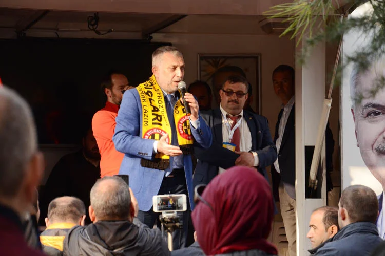 AK Parti İstanbul Milletvekili Metin Külünk, Beykoz'da referandum çalışmaları yaptı.