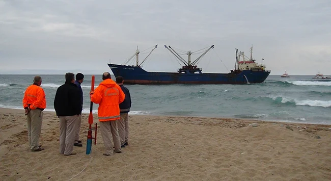 Riva denizinden korsan gemiler her gün, gece yarısından sabah saatlerine