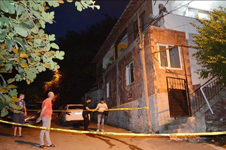 Beykoz Tokatköy Mahallesi'nde iki katlı binanın yüzleri maskeli iki kişi