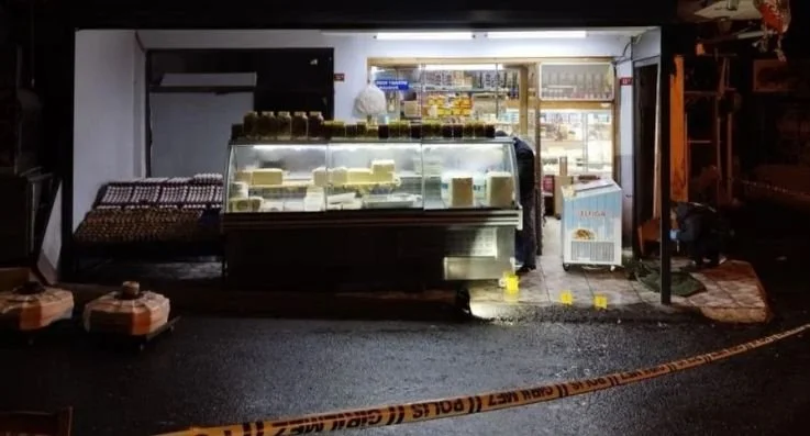 Beykoz Kavacık’taki şarküteri dükkanına gece yarısı kimliği belirlenemeyen kişi silahlı