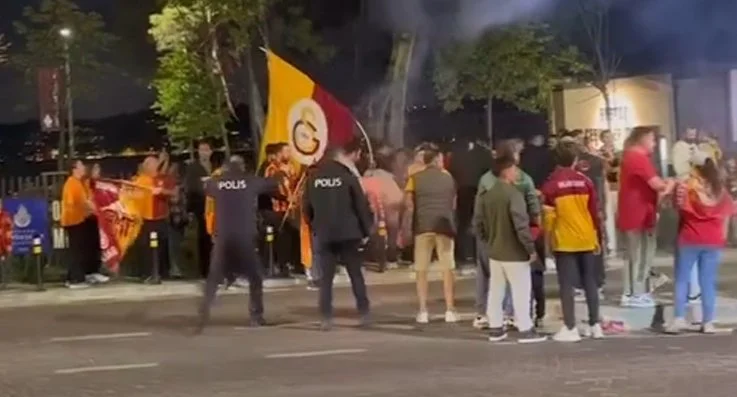 Galatasaray, Konyaspor'u mağlup ederek 24. kez şampiyon oldu. Şampiyonluk kutlamaları