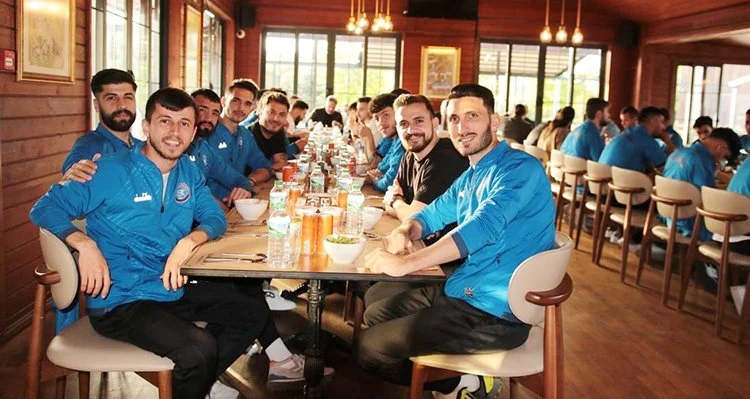 Beykoz Belediye Başkanı şampiyon takımı konuk etti 1 kutla 9umI30l9Is