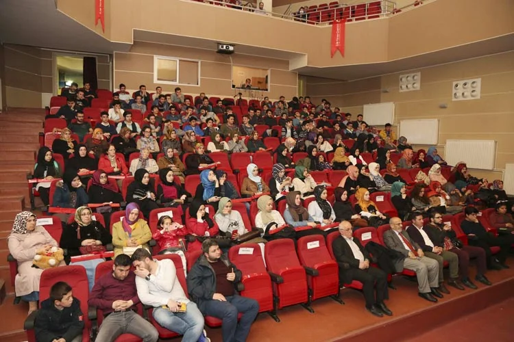 ​Alemlere rahmet, tüm insanlığa rehber ve yol gösterici olarak gönderilen,