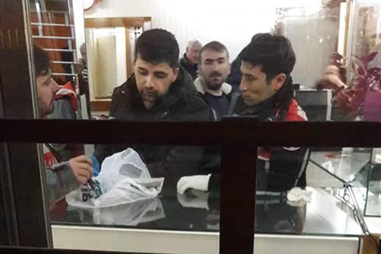 Beykoz Paşabahçe Mahallesinde, kuyumcuyu soymaya çalışan hırsızlar iş yeri sahibin