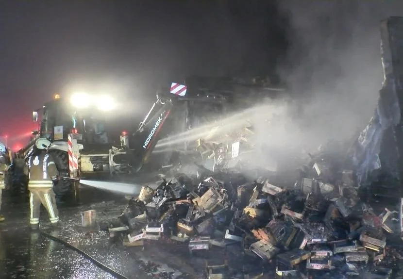 Beykoz'da gece yarısı meydana gelen olayda tırın dorsesinde yüklü olan
