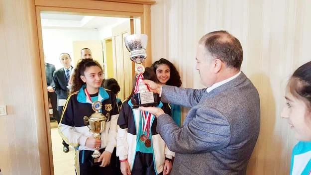 Beykoz Ziya Ünsel Ortaokulu'nun Şampiyon Öğrencileri, Müdür Bekir Sağır'ın öncülüğünde