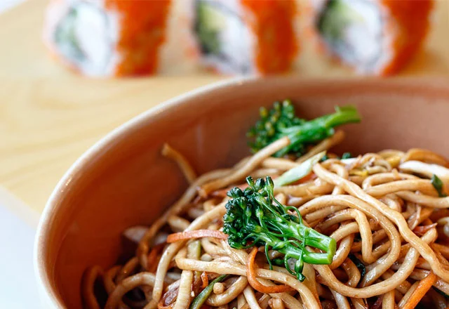 Japonca'da "lezzetli" anlamına gelen Oishii Wok & Sushi, Uzak Doğu