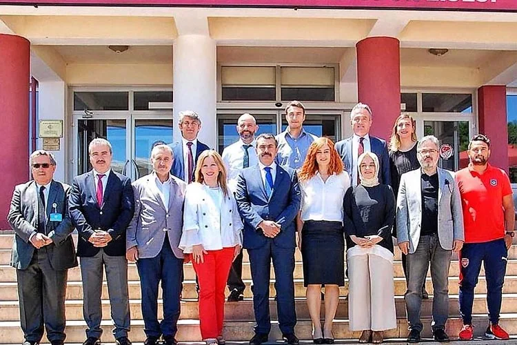 Liselerarası Türkiye Futbol Şampiyonu olan Beykoz TFF Meral-Celal Aras Spor