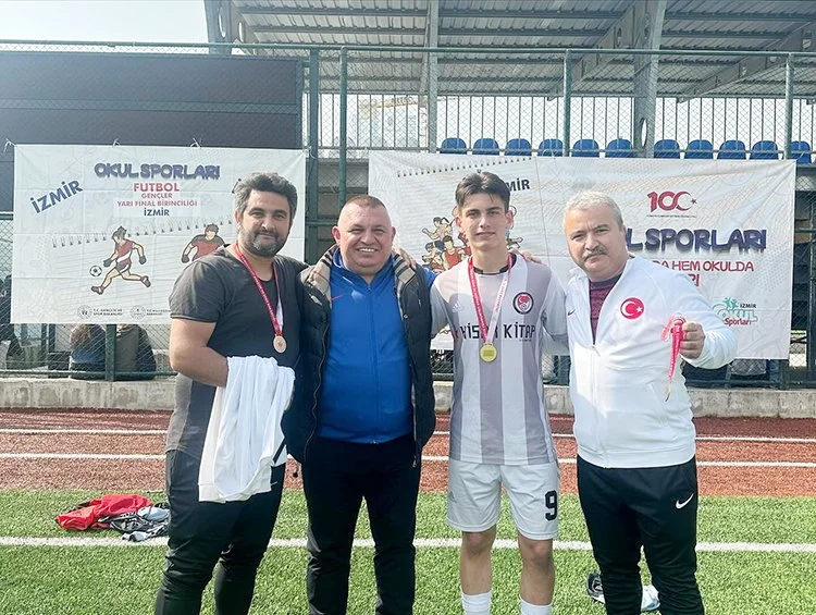 İzmir'de gerçekleşen Türkiye Liselerarası Futbol Şampiyonası Grup maçlarında şampiyon olan