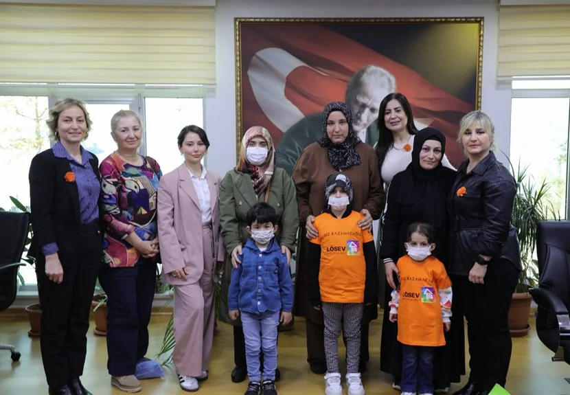 LÖSEV yöneticileri ve tedavi gören çocuklar Lösemili Çocuklar Haftası dolayısıyla