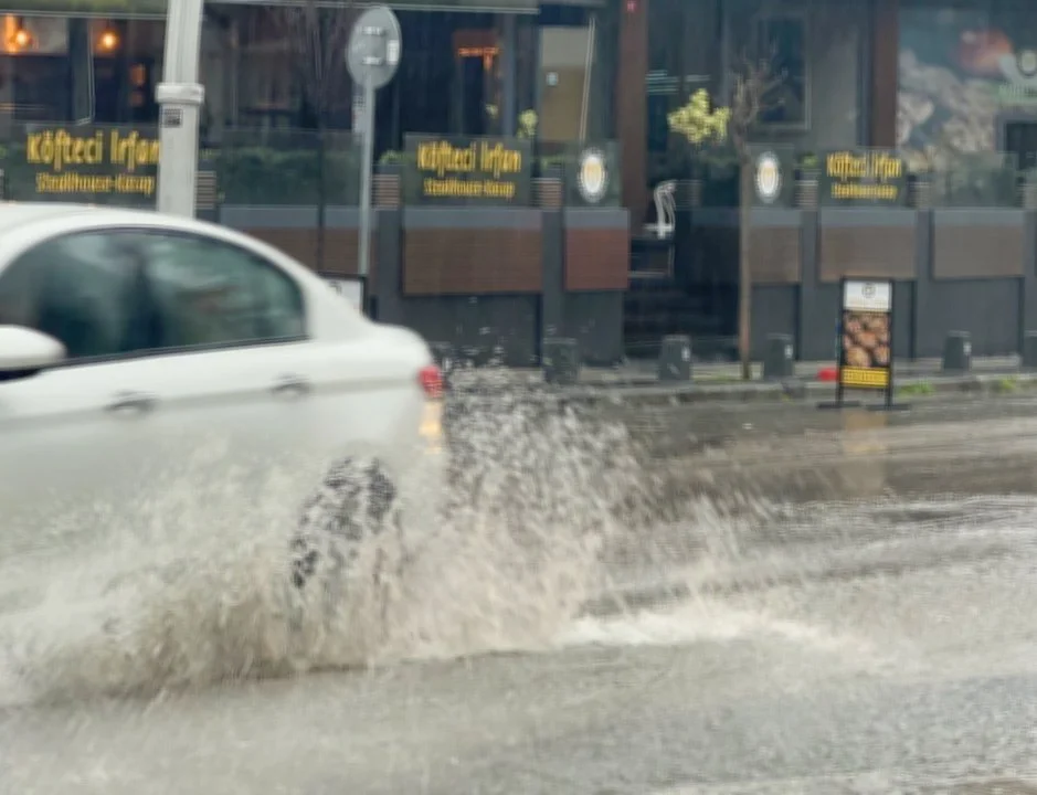 Beykoz’da sabah saatlerinde başlayan gök gürültülü sağanağın yarın öğle saatlerine