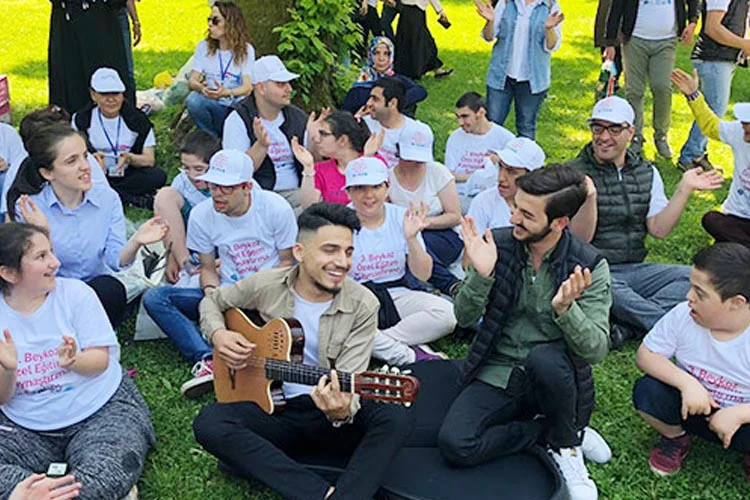 Karadeniz müziğinin başarılı gençleri Serkan & Buğra, örnek bir sosyal