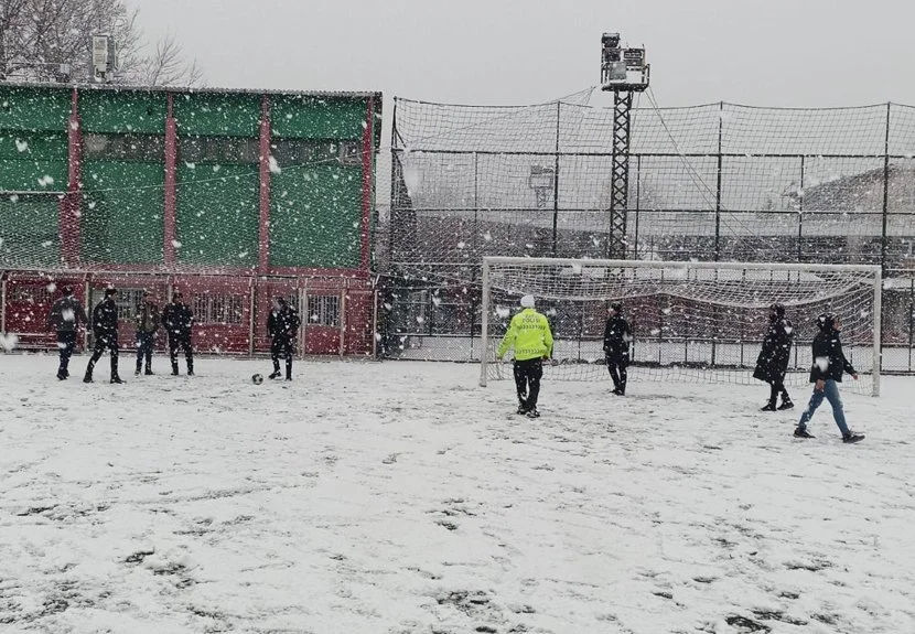 Beykoz’da maç iptal olunca polisler sahaya indi 2 mac iptal 2 lIlgUArhP2