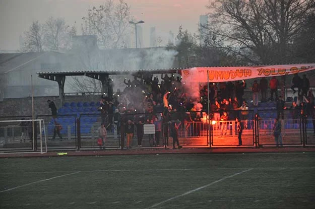 90 dakika boyunca bir dakika bile susmayan Beykoz 1908 taraftarları