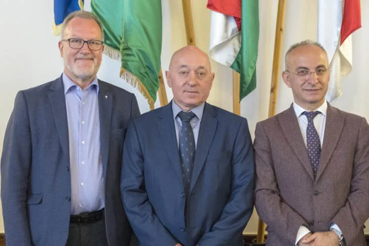 macaristankardessehirziyare ZPHe8Pp mP