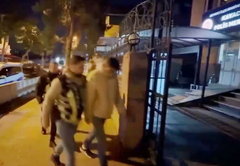 İstanbul'da yolu kapatarak araçların geçişini engelleyen ve bir kişiyi darbeden