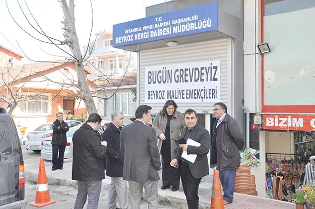 Tüm Türkiye'de bugün 1 günlük greve giden Maliye çalışanları, Beykoz'da