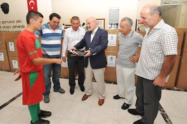 Beykoz Belediyesi, Beykoz'da faaliyet gösteren 22 Amatör Spor Kulübü'ne malzeme