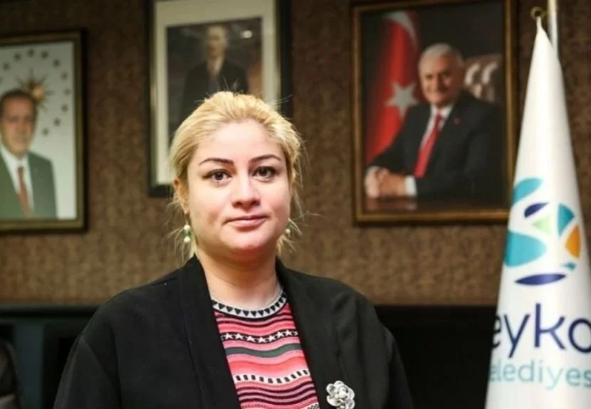 Önceki dönemlerde Beykoz Belediye Başkan Yardımcılığı yapan Manolya Demirören, AK