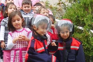 Beykoz Belediyesi Kreşi’nde İtfaiye Haftası dolayısıyla öğrencilere yönelik düzenlenen temsili