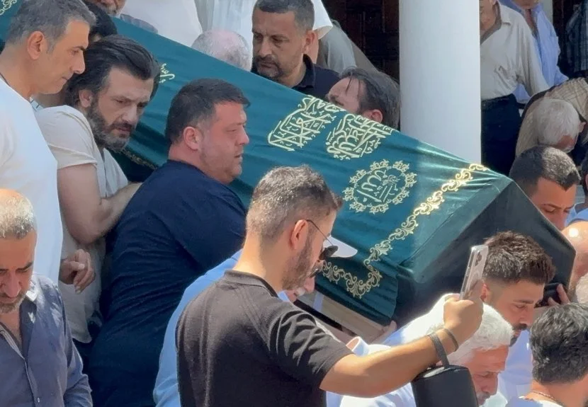 Beykoz’un tanınan ismi, tiyatro oyuncusu Mehmet Ali Tuncer Paşabahçe Camisi’nde