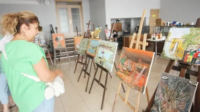 Beykoz Vakfındaki sergilerinden bir yenisine imza atan yetenekli sanatçıyı dostları