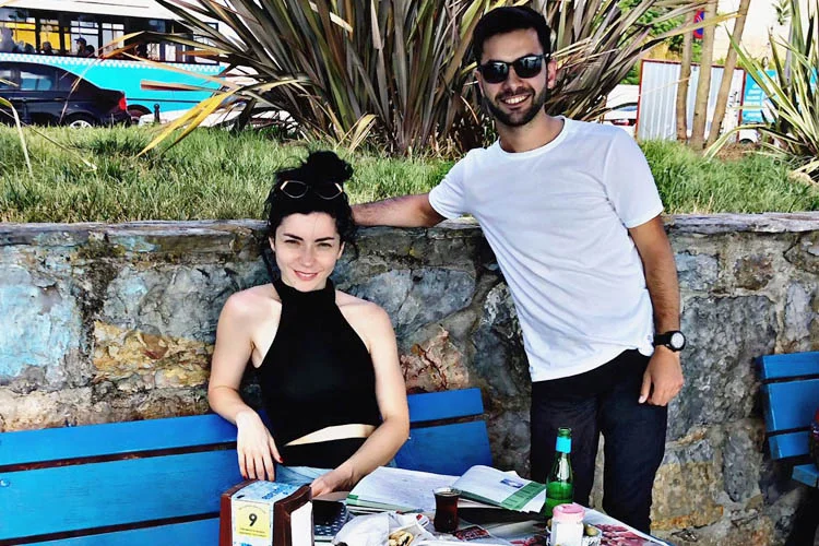 Model, sinema ve dizi oyuncusu Merve Boluğur, Beykoz Sahilinde balık