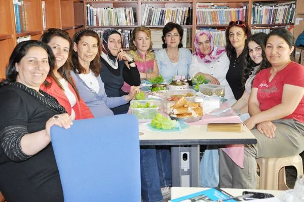 Beykoz Eğitime Destek Derneği'nin bünyesinde faaliyet gösteren Meşale Anneleri, ayda