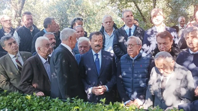 Eski Başbakan Mesut Yılmaz Beykoz’daki mezarı başında anıldı 2 mesut yilmaz beyk eAKONXaQBr