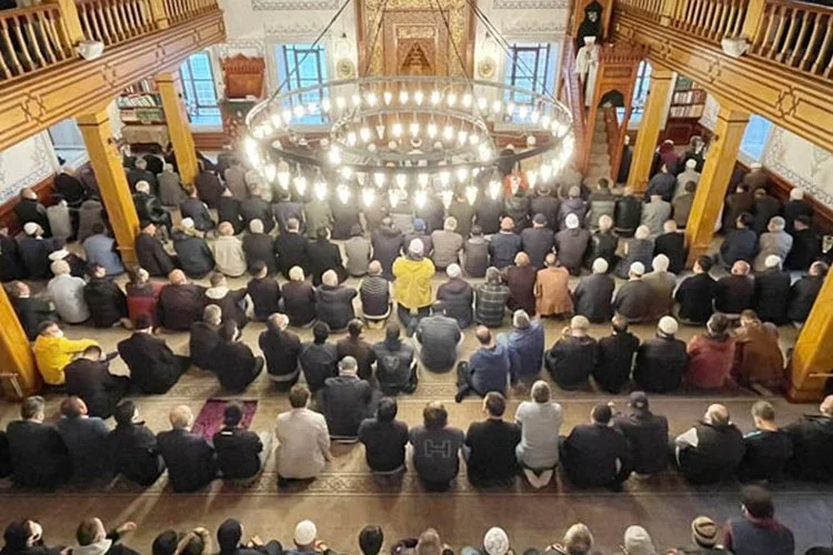 Rebiul-evvel ayının 11. ve 12. günlerinin arasındaki gece olarak kabul