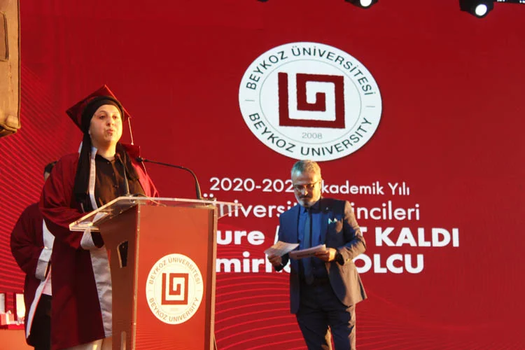 Beykoz Üniversitesi 2020-2021 mezunlarını uğurladı 5 mezun L4UAKZlk6d