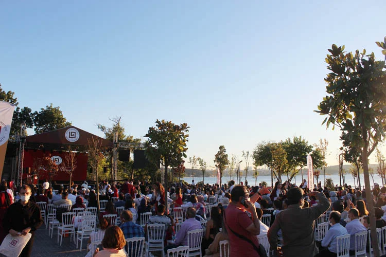 Beykoz Üniversitesi 2020-2021 mezunlarını uğurladı 4 mezun XAm5q7kpeS