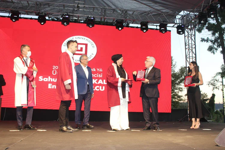 Beykoz Üniversitesi 2020-2021 mezunlarını uğurladı 3 mezundb10 6sbVQLvIFZ