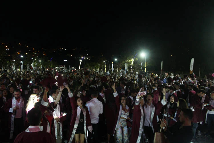 Beykoz Üniversitesi, Sahil etkinlik alanında yapılan törenle 2 dönem mezunlarını