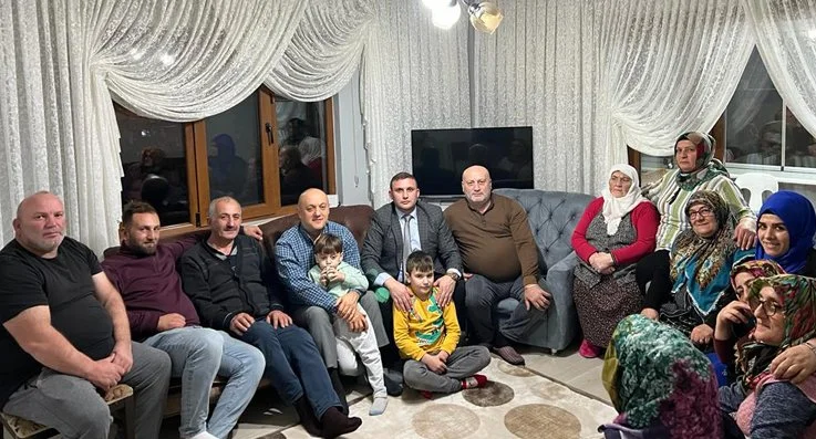 MHP Beykoz İlçe Başkanlığı gerçekleştirdiği ev ziyaretleriyle 2024 seçimlerinin hazırlıklarını