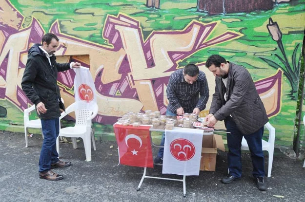 MHP Beykoz İlçe Başkanlığı, Merkez'in ardından İncirköy'de de aşure dağıttı