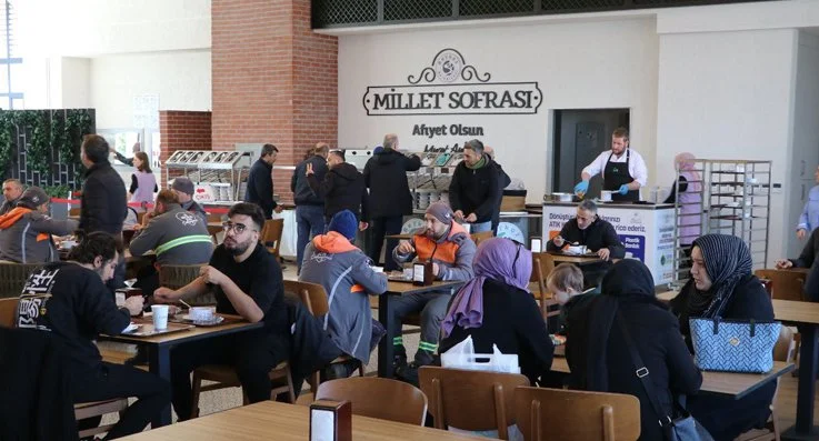 Sabahın erken saatlerinde vatandaşların çorba ikramında faydalandığı Beykoz Kavacık'taki millet