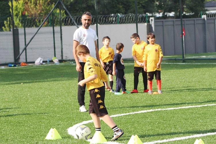 Beykoz 1908 A.Ş. Yaz Dönemi Futbol Okulu minik kramponları ile