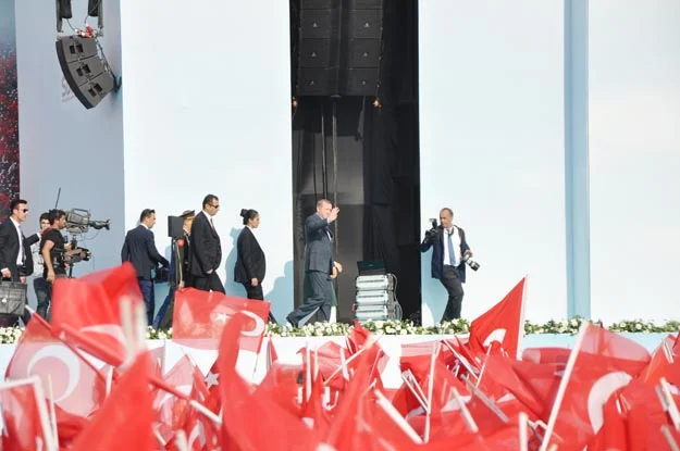 Cumhurbaşkanı Recep Tayyip Erdoğan'ın da geldiği Yenikapı'daki mitingde, 2000
Beykozlununda içinde