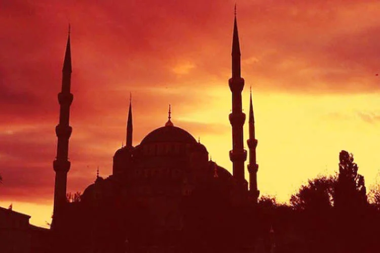 Kelime anlamı olarak 'doğum zamanı' manasına gelen Mevlid Kandili, Vodafone