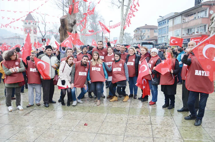 Yalova Milletvekili Muharrem İnce, Beykoz'da düzenlenen mitingde 16 Nisan'da hayır