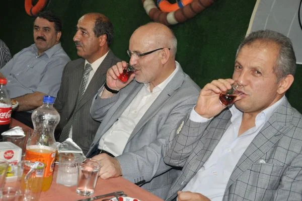 Muhtarlar Derneği Başkanı Cavit Gül'ün ev sahipliğinde gerçekleştirilen iftar yemeğinde,