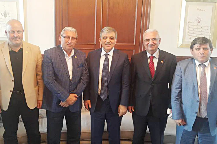 Beykoz'un muhtarları 11. Cumhurbaşkanı Abdullah Gül'ü Sarıyer Maslak'taki çalışma ofisinde