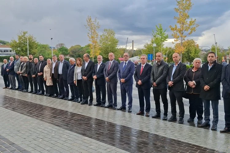 Beykoz muhtarları Atatürk büstüne çelenk bıraktı 1 muhtardb21 UcOGCBcEo