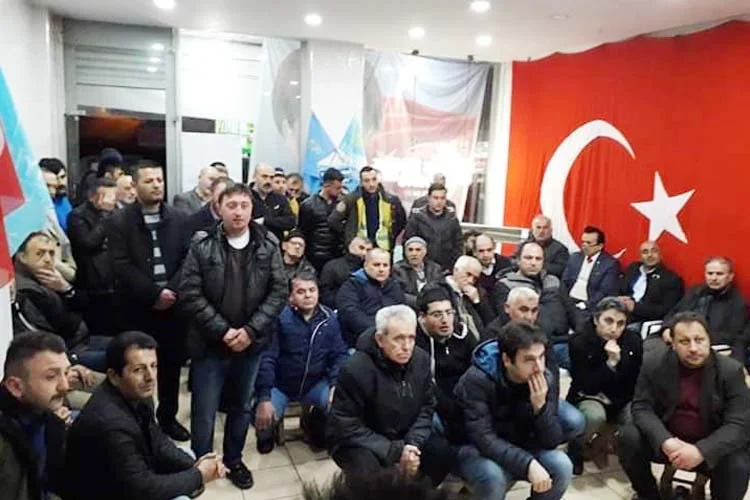 İYİ Parti Beykoz Adayı Miniç, partisinin Yenimahalledeki seçim bürosunda Beykozlularla