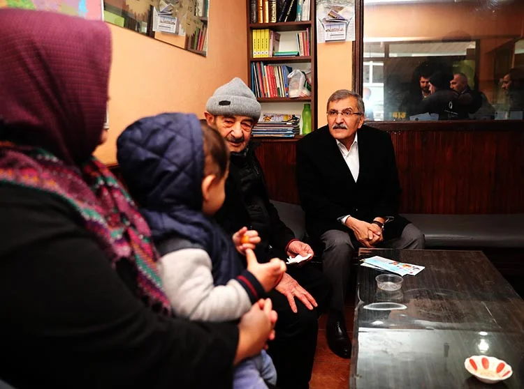 Beykoz Gümüşsuyu Mahallesi’nde esnaf ziyaretinde bulunan Murat Aydın, vatandaşlarla sohbet