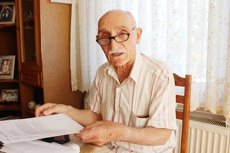 Aslen Trabzon doğumlu olan Murat Yılmaz, 80 yaşında ve yaklaşık